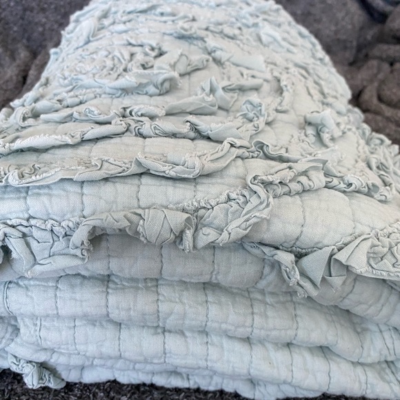 Light Silvery Blue Exquisitely Detailed Quilt - Picture 4 of 7